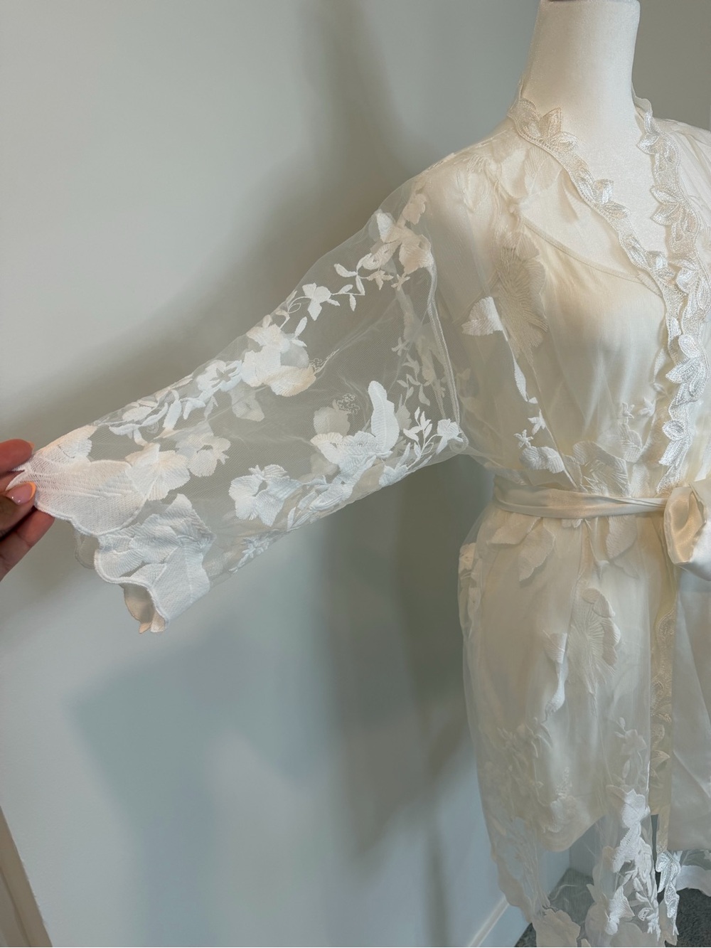 White Lace Sheer Robe - Picture 3 of 13